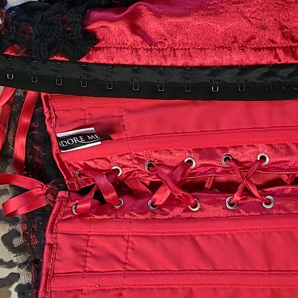 Red Sateen corset - Picture 7 of 8